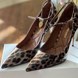Kurt Geiger London
Shoreditch Leather Ankle Strap
Leopard Print Dress Pumps